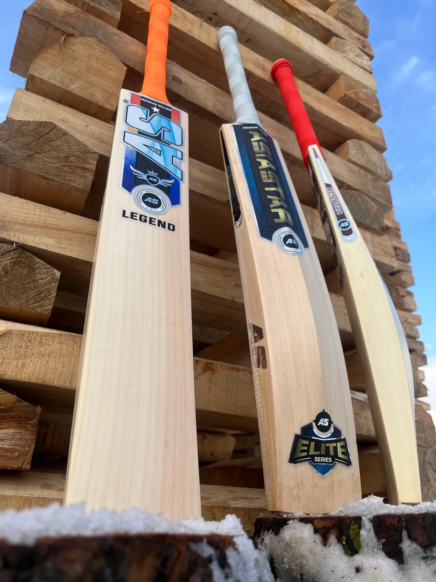 Close Grains along with light weight Premium Kashmir Willow Cricket bat