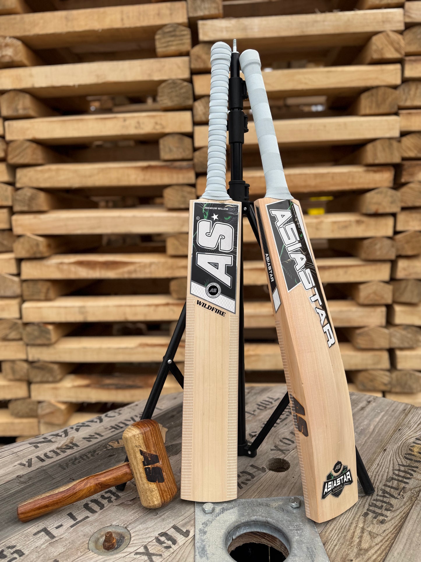 Best Grade Kashmir Willow Cricket bat for leather ball game. Full profile and light weight bat