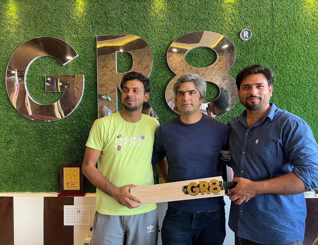 Tourists from Different States of India buying gr8 kashmir willow cricket bat 