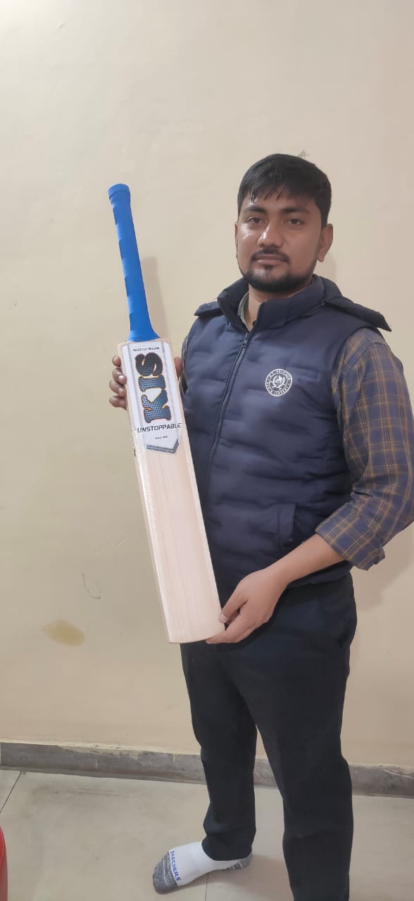 KIS bat customer holding in his hands for sharing review with made in kashmir