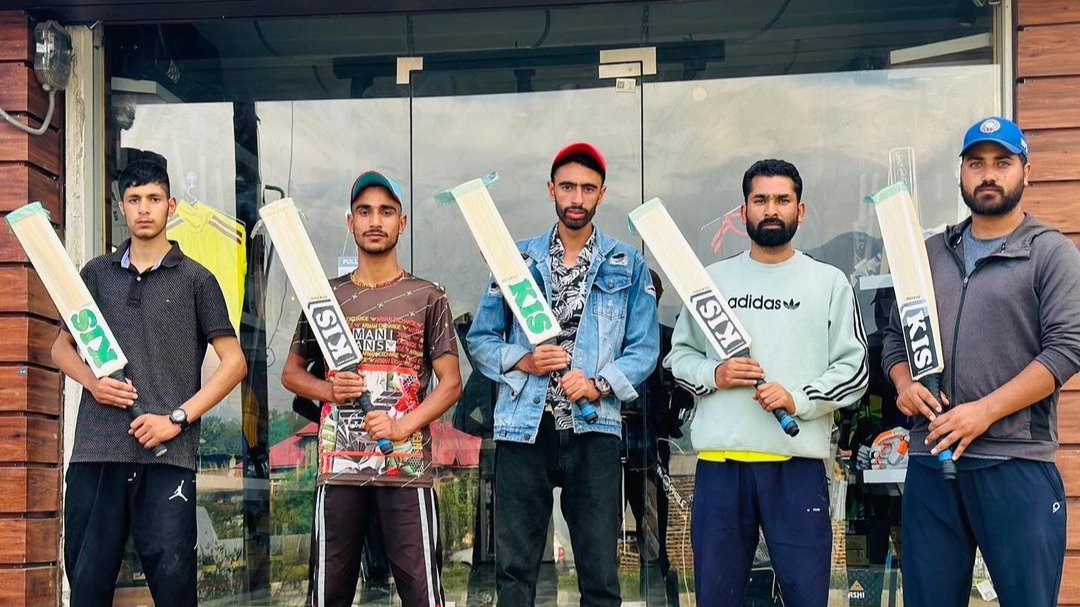 KIS cricket bat Kashmir Willow Professional Edition Made in Kashmir