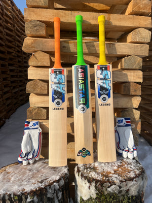 Front view of kashmir willow cricket bat for leather ball