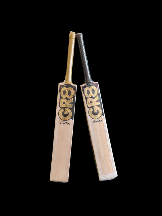 Professional Cricket bat front face with gr8 logo and visible grains